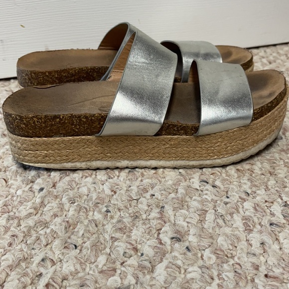 Cute metallic platform slide on sandals - Picture 4 of 4